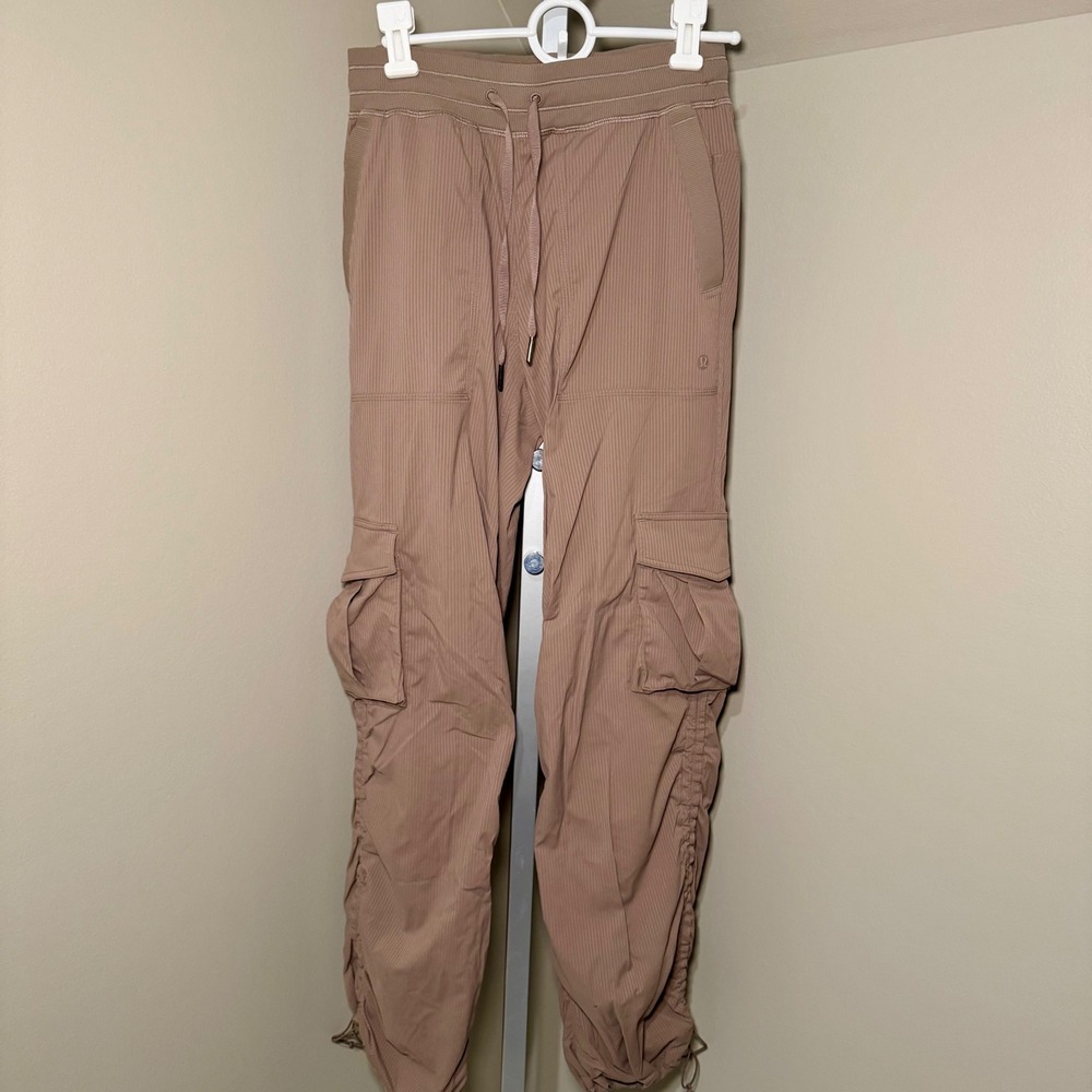 Lululemon Beyond the Studio Cargo Jogger Tan Taupe Ruched Bungee Pants Womens XS